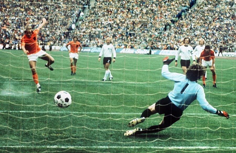 Neeskens penaltıyı gole çeviriyor.