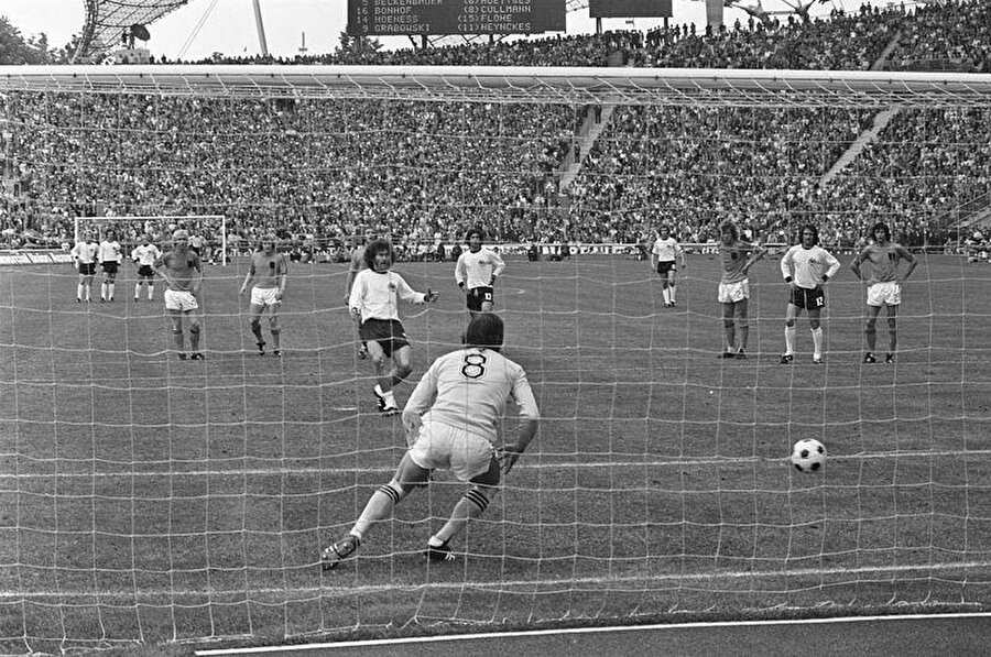 Breitner penaltıdan attığı golle durumu 1-1 yapıyor.