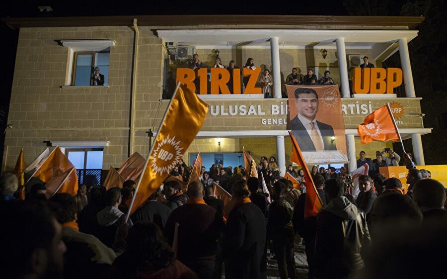 Ulusal Birlik Partisine gönül verenler sandıktan gelen ilk sonuçların ardından parti genel merkezine akın etti.(AA)