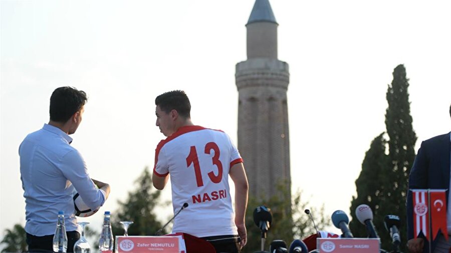 Samir Nasri gelen teklifleri değerlendiriyor.