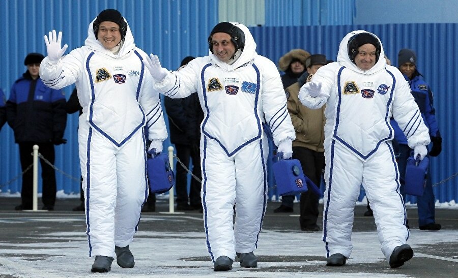 Japon astronot Norishige Kanai ve diğer astronotlar.