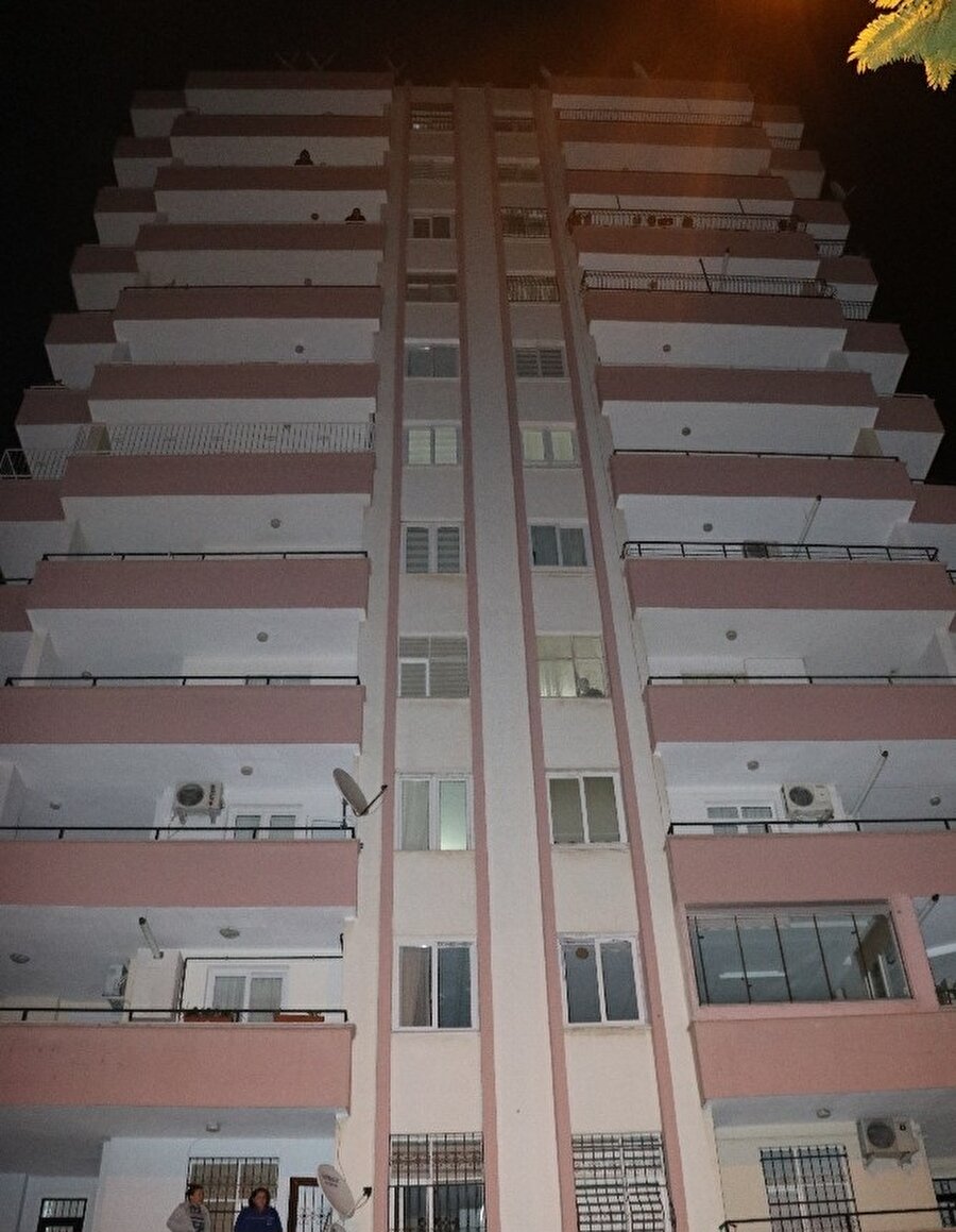 Sarıyıldız 8. katta bulunan dairesinin balkonundan düşerek yaşamını yitirdi. 
