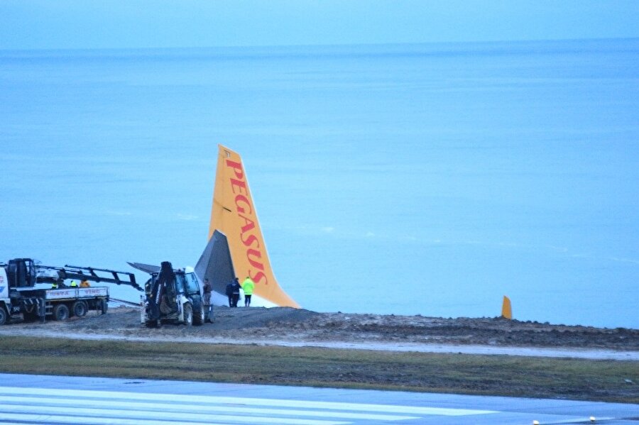 Pegasus Havayolları’nın dün akşam Ankara-Trabzon seferini yapan uçağının Trabzon Havalimanı’na inişi sırasında pistten çıkmasının ardından uçak ve kaza yeri günün ağarması ile görüntülendi.(İHA)