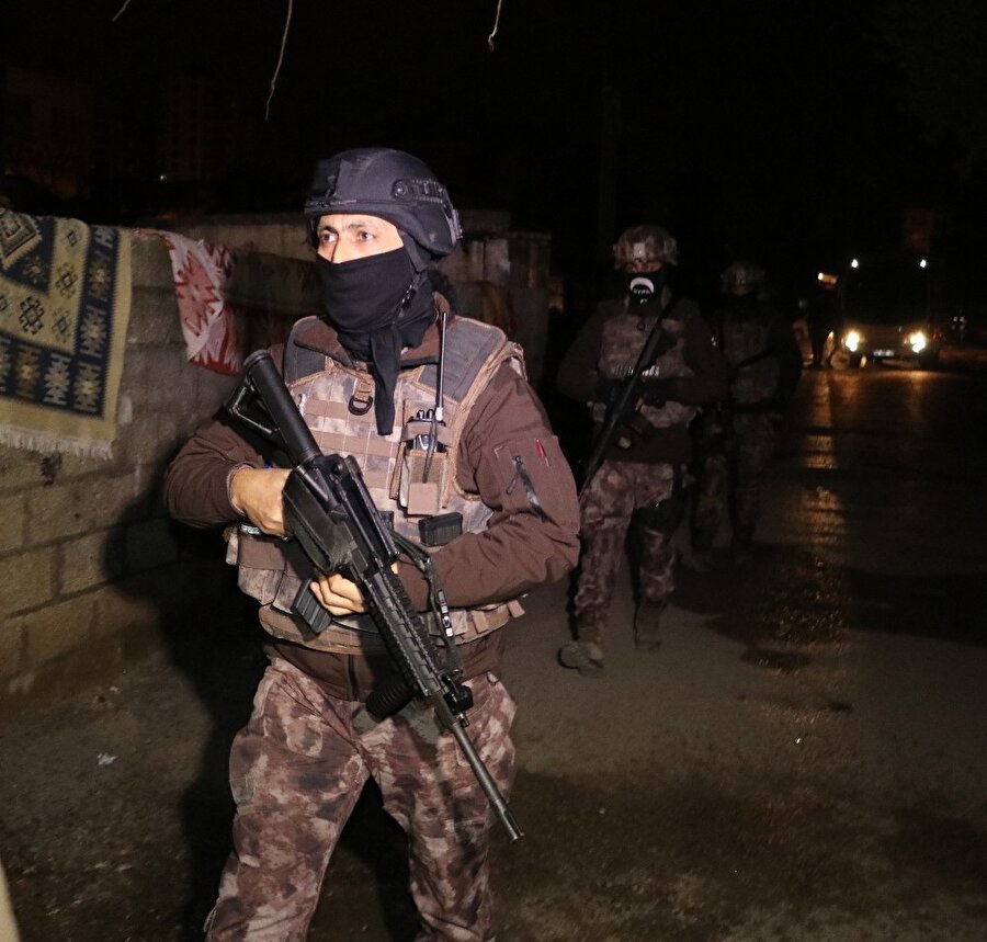 Özel harekat ve çevik kuvvet ekiplerinin de yer aldığı bin polisin katılımıyla düzenlenen operasyona polis helikopteri havadan destek vermişti.(AA)