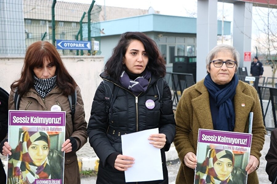 Sakarya’nın Kaynarca ilçesinde 9 aylık hamile olan ve tecavüz edildikten sonra 10 aylık çocuğu ile birlikte öldürülen Emani Al Rahmun cinayeti davasının 2’nci celsesi öncesinde adliye önünde basın açıklaması gerçekleştirildi. (İHA)