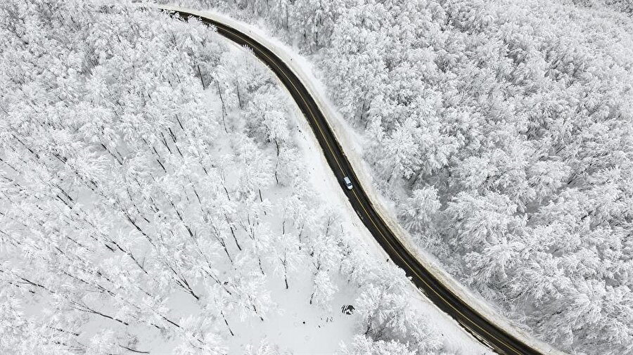 Kastamonu'nun Abana ilçesinin, il merkezine ulaşımın sağlandığı karayolunun yüksek rakımlı bölgelerinde kar yağışı etkili oldu.nn