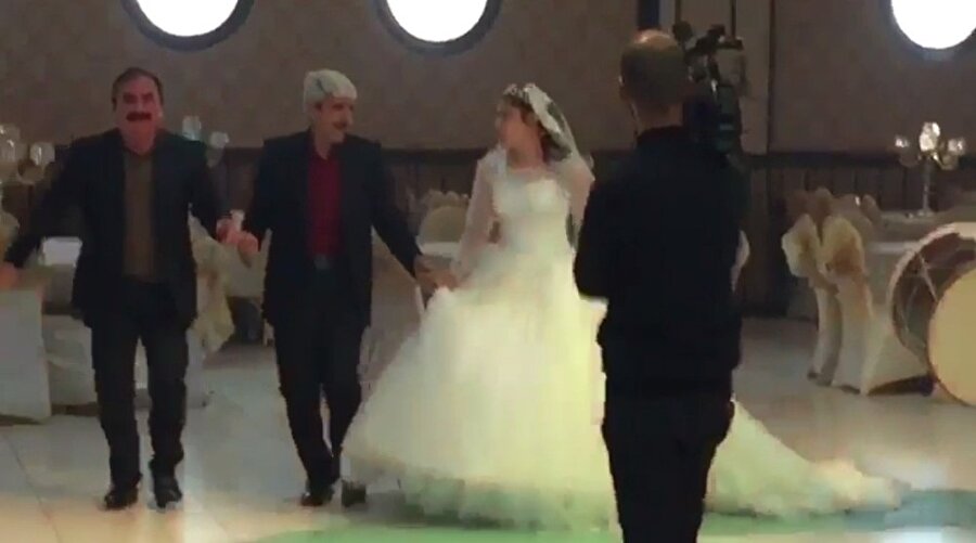 Halayı gelin ve damat ile birkaç kişi çekti.