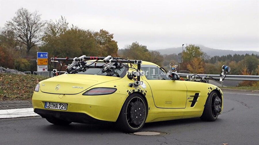 Mercedes'in SLS Electric Drive görünümlü elektrikli otomobil prototipi birkaç ay önce böyle görüntülenmişti.