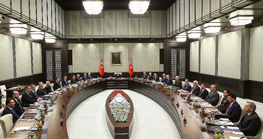 Milli Güvenlik Kurulu, Cumhurbaşkanı Recep Tayyip Erdoğan başkanlığında toplandı. Masada, ’Afrin operasyonu’ ve ’OHAL’in uzatılması’ olmak üzere iki kritik başlık olacak. Milli Güvenlik Kurulu, Cumhurbaşkanı Recep Tayyip Erdoğan başkanlığında toplandı. Ocak ayı olağan toplantısının en önemli gündem maddesi Afrin operasyonu olacak. 19 Ocak’ta sona erecek OHAL’in uzatılması yönündeki tavsiye kararı da bugünkü toplantının ana gündem maddeleri arasında yerini alıyor. MGK toplantısının ardından Cumhurbaşkanı Erdoğan başkanlığında toplanacak olan Bakanlar Kurulu’nda OHAL’in uzatılması yönünde karar verilecek. 21 Temmuz’da ilan edilen OHAL, böylelikle 6. kez uzatılmış olacak.(İHA)