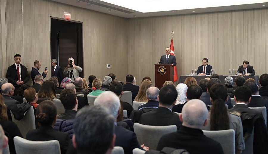 Kanada’da bulunan Dışişleri Bakanı Mevlüt Çavuşoğlu, Türkiye’nin Vancouver kentindeki Başkonsolosluk binası açılış törenine katıldı. Bakan Çavuşoğlu, törenin ardından Vancouver’de yaşayan Türklerle bir araya geldi.(AA)