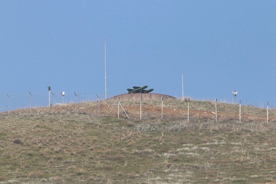 Afrin operasyonu öncesinde Türk Silahlı Kuvvetlerinin sınırın sıfır noktasında bulunan 40 kilometre menzilli Hawk füze bataryaları, Afrin’in ilçelerine kilitlenmiş durumda.(İHA)