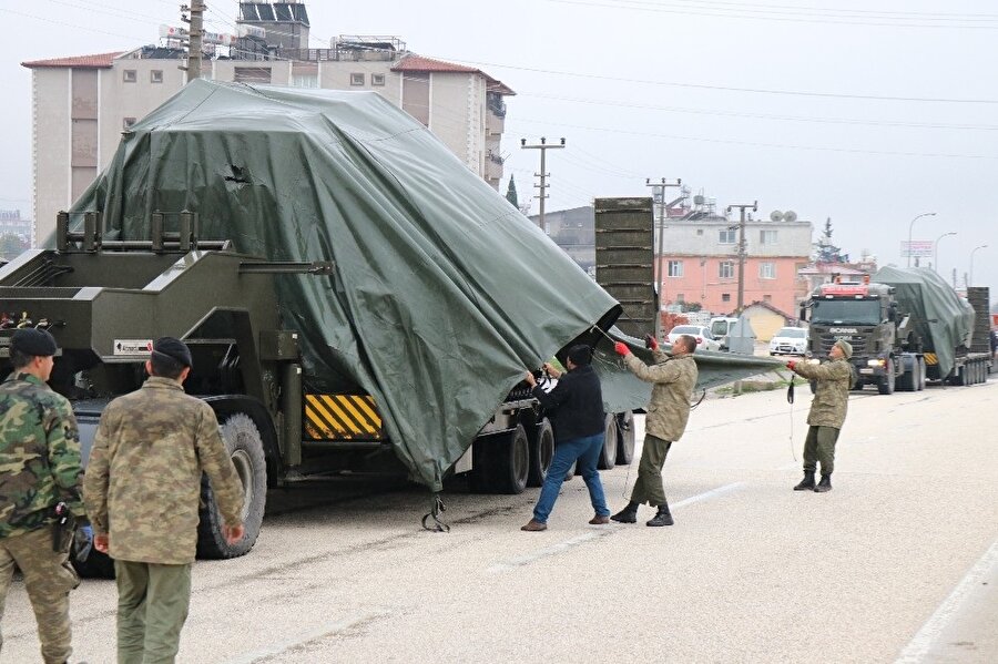 Suriye ve Irak’taki operasyonlarda başarılı görevler üstlenen, anti tank ve füze sistemlerine karşı üst düzey donanımlı M60T Sabra tipi ağır muharebe tankları, Türk Silahlı Kuvvetleri’nin Afrin operasyonu öncesinde Hatay’daki sınır birliklerine sevk ediliyor.