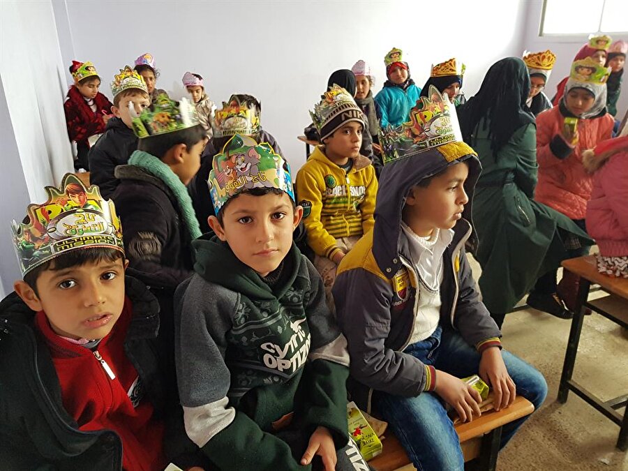 Suriye'de terörden temizlenen bölgelerde eğitimlerine devam eden öğrenciler karne heyecanını yaşadılar.