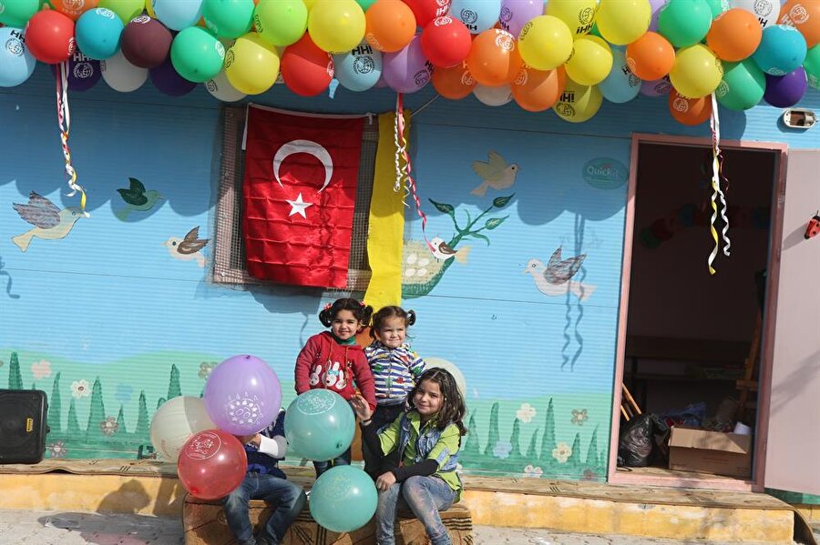 Türkiye'nin desteğiyle eğitim veren okullarda on binlerce çocuk karne heyecanını yaşadı. 