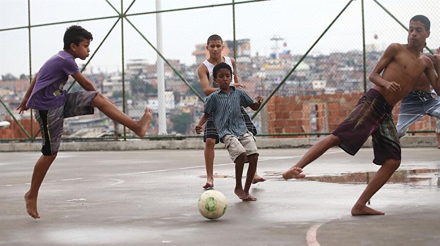 Brezilya'da futbol sokak aralarında başlar.
