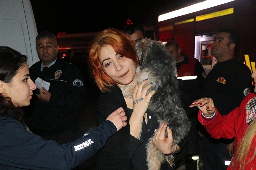 Genç kadının, yangında mahsur kalan köpeği kurtarıldı.