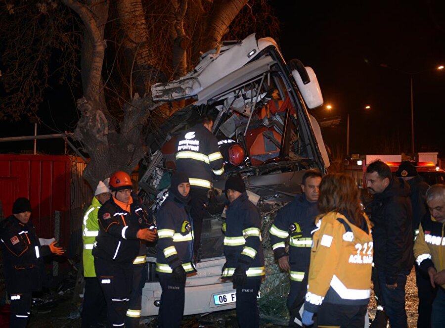 Ankara'dan Bursa'ya geziye giden yolcuları taşıyan otobüsün Eskişehir'de kaza yapması sonucu ilk belirlemelere göre 11 kişi öldü, 44 kişi yaralandı.(AA)