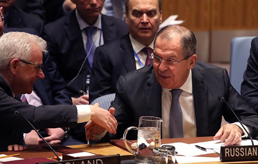 Birleşmiş Milletler Güvenlik Konseyi (BMGK), Afganistan gündemiyle toplandı. Toplantıya Rusya Dışişleri Bakanı Sergey Lavrov da katıldı. Konuşması sonrası Lavrov'u, Polonya Dışişleri Bakanı Jacek Czaputowicz (solda), tebrik etti.(AA)