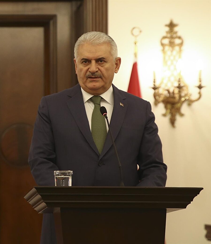 Başbakan Binali Yıldırım, Zeytin Dalı Harekatı için "İlk aşaması TSK hava unsurlarıyla gerçekleştirilmiştir. Yarın itibarıyla gelişmelere göre kara unsurlarımız da gerekli faaliyetleri icra edecektir" dedi.