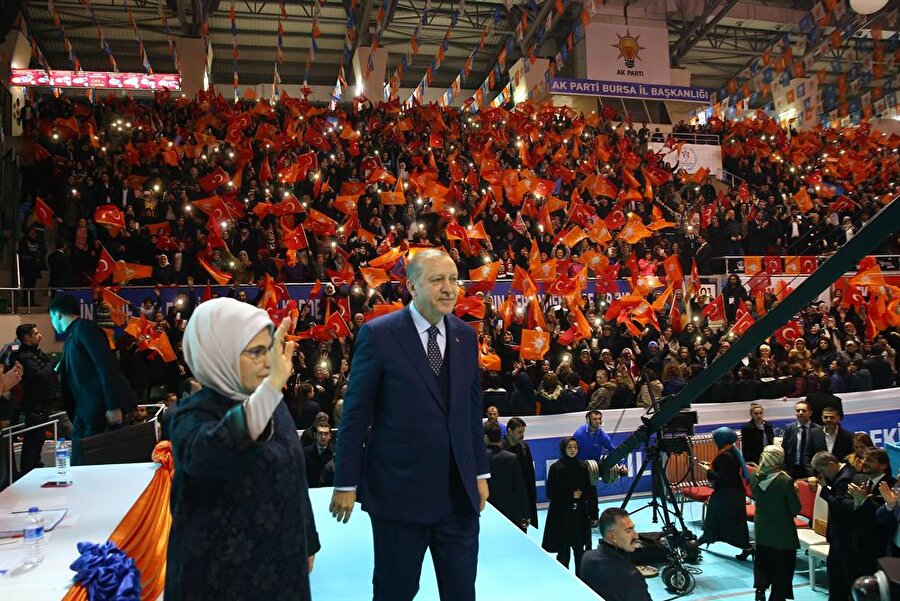Cumhurbaşkanı ve AK Parti Genel Başkanı Recep Tayyip Erdoğan, Tofaş Kapalı Spor Salonu'nda partisinin Bursa İl Kadın Kolları Kongresi'ne katıldı. Cumhurbaşkanı Erdoğan'a eşi Emine Erdoğan da eşlik etti.