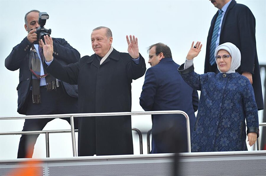 Cumhurbaşkanı ve AK Parti Genel Başkanı Recep Tayyip Erdoğan, Bursa'nın Nilüfer ilçesindeki Tofaş Spor Salonu'nda düzenlenen AK Parti Bursa 5. Olağan İl Kadın Kolları Kongresi öncesinde Hastane Meydanı'nda vatandaşlara hitap etti.