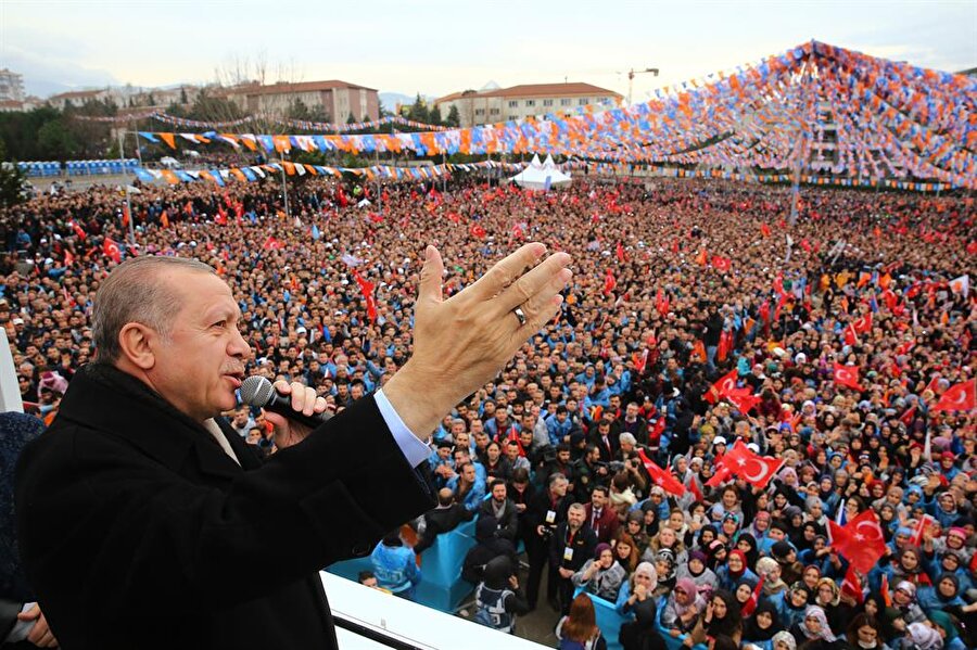 Cumhurbaşkanı ve AK Parti Genel Başkanı Recep Tayyip Erdoğan, Tofaş Kapalı Spor Salonu'nda partisinin Bursa İl Kadın Kolları Kongresi'ne katıldı. Cumhurbaşkanı Erdoğan, kongre öncesinde salon dışında kendisini bekleyen vatandaşlara hitap etti.