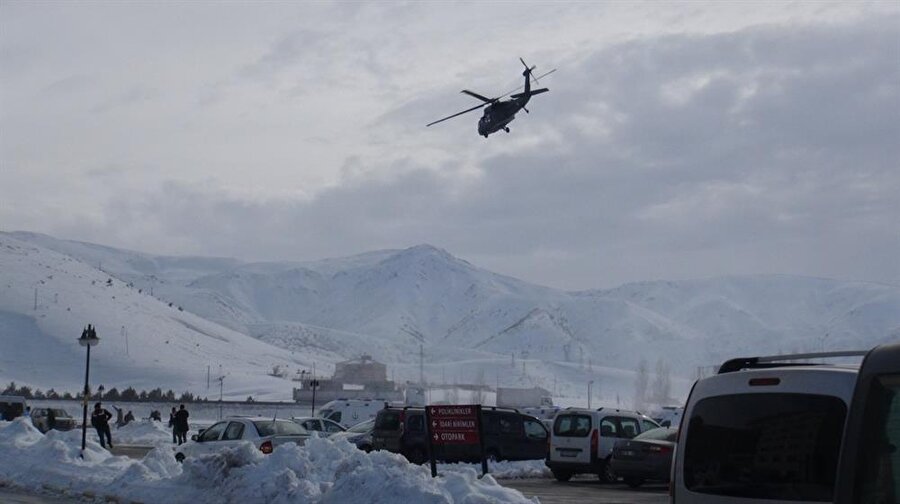 Bitlis Valiliğinden, Hizan ilçesinde terör örgütü PKK'ya yönelik operasyonda çığ düşmesi sonucu 5 askerin şehit olduğu, 12 askerin yaralandığı bildirildi. Yaralı askerler helikopterle Bitlis'teki hastanelere kaldırıldı.