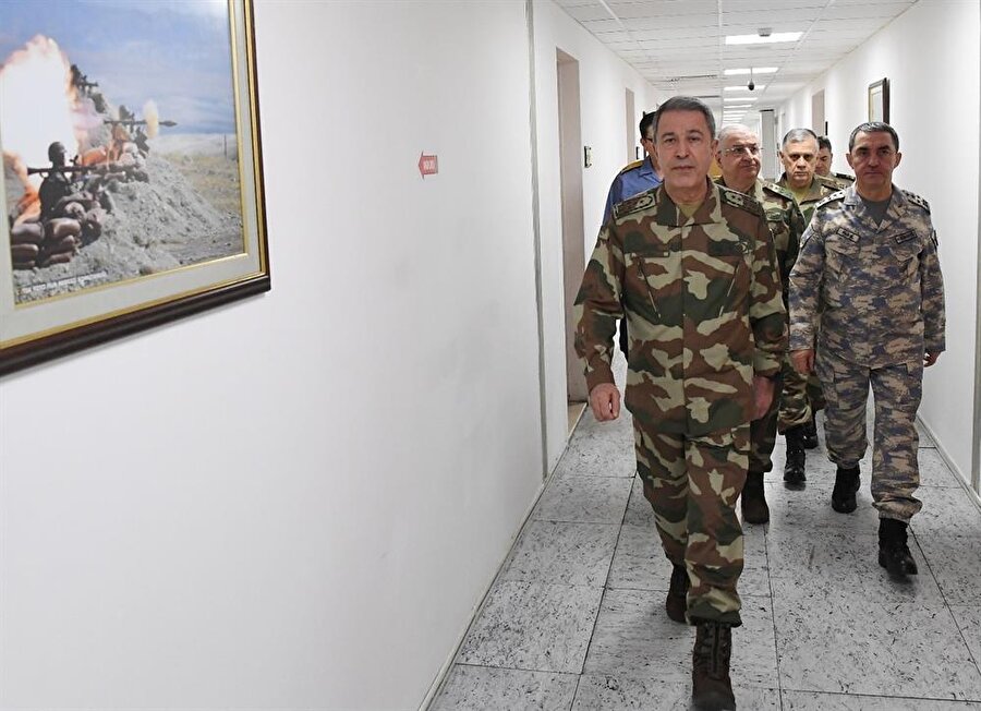 Genelkurmay Başkanı Orgeneral Hulusi Akar, Afrin'deki Zeytin Dalı Harekatı'nı Genelkurmay Başkanlığı Karargahı'ndaki harekat merkezinden sevk ve idare ediyor.