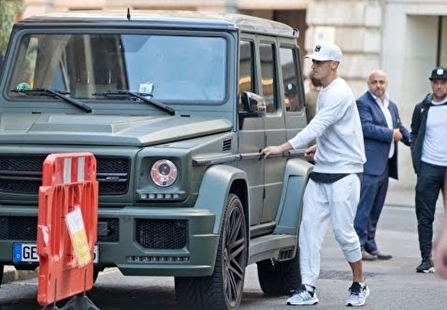 Mesut Özil'in koleksiyonunda bulunan otomobillerin fiyatları dudak uçuklatacak cinsten...