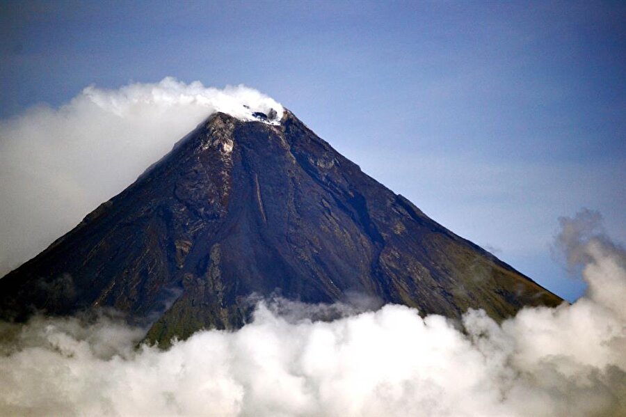 Mayon Yanardağı 2013 yılında patladığında 5 kişi hayatını kaybetmişti.