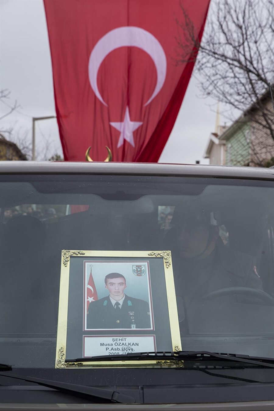Zeytin Dalı Harekatı kapsamında Kilis'in Suriye sınırında terör örgütü PYD/PKK/KCK-YPG ve DEAŞ unsurlarıyla girilen çatışmada şehit olan Piyade Astsubay Üstçavuş Musa Özalkan'ın baba evinin olduğu sokağa Türk Bayrakları asıldı.
