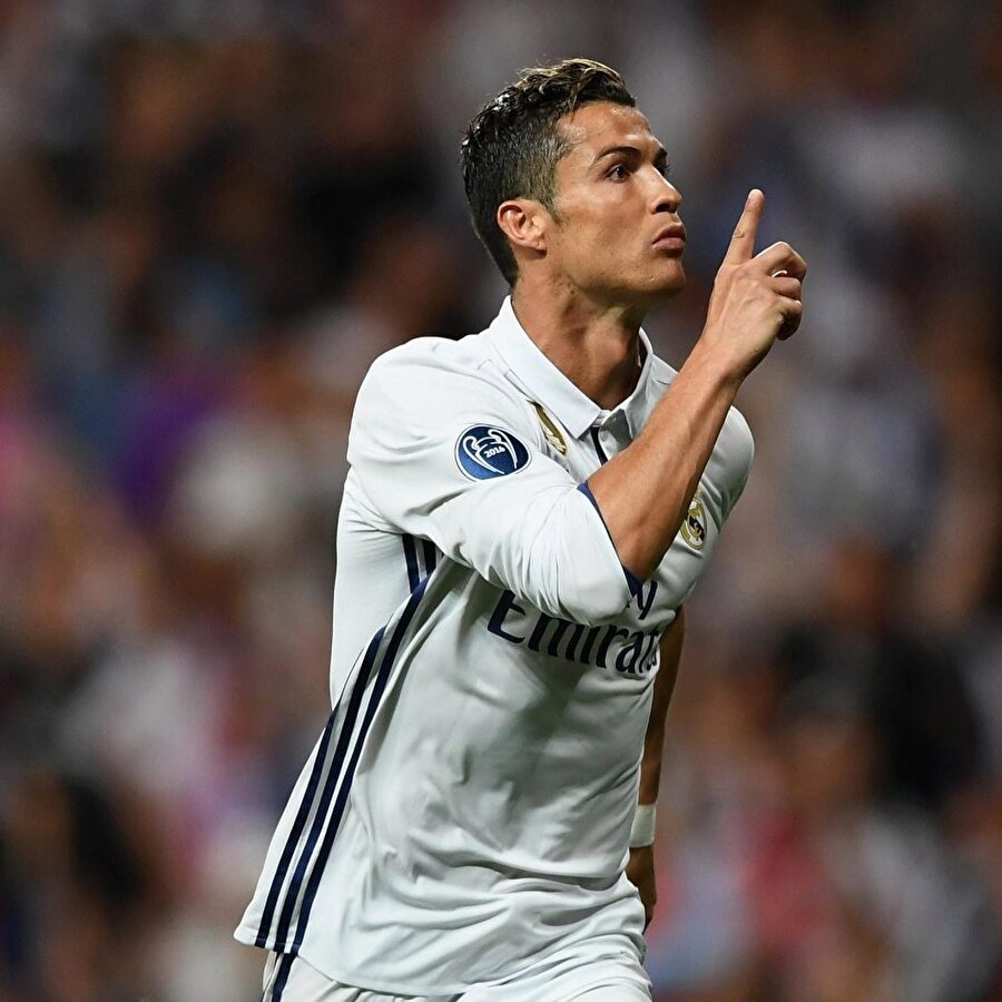 Real Madrid'le sorunlar yaşayan Ronaldo'nun kariyerine İngiltere'de devam etmek istediği uzun süredir kulislerde konuşuluyor.