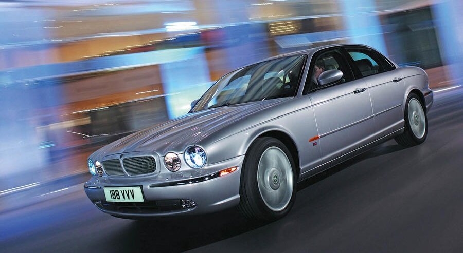 XJ serisinin üçüncü nesil modeli X350, 2003'te Jaguar'ın ilk alüminyum otomobili olarak piyasaya sürülmüştü.
