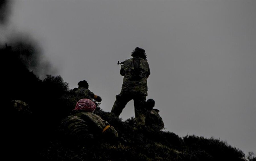 Özgür Suriye Ordusu (ÖSO), Türk Silahlı Kuvvetleri'nin (TSK) desteği ile Zeytin Dalı Harekatı kapsamında Afrin'nin batısındaki Raco beldesine bağlı Ömer Uşağı köyünü ele geçirdi. Operasyona katılan ÖSO mensupları (fotoğrafta) görülüyor.
