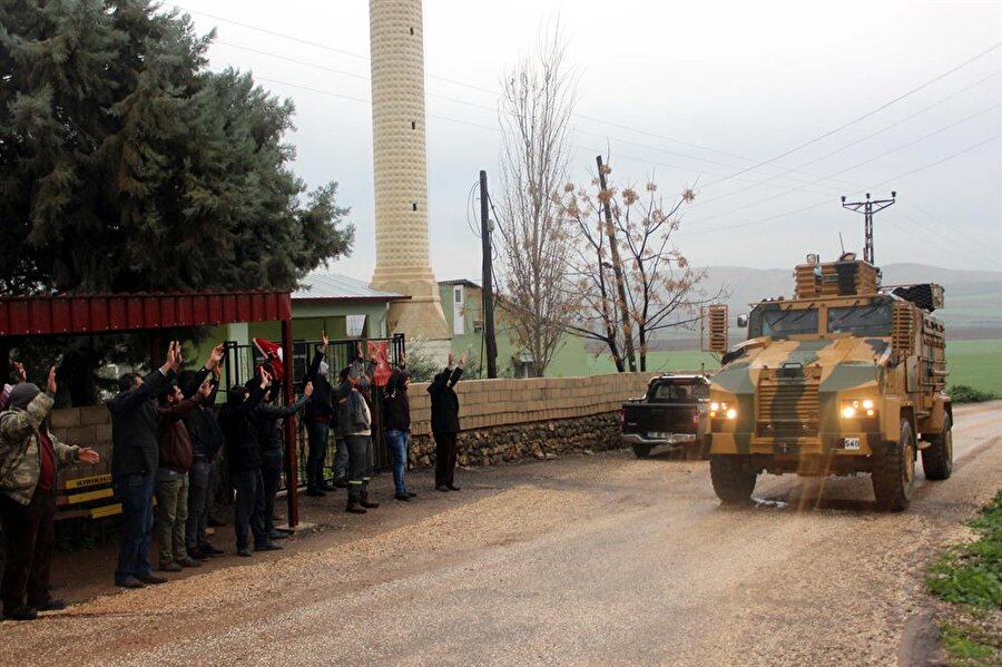 Zeytin Dalı Harekatı kapsamında Hatay'ın Suriye sınırında konuşlu komandolar, ant içtikten sonra tank ve zırhlı personel taşıyıcılarla Afrin bölgesine hareket etti. Öte yandan, Türkiye'nin çeşitli bölgelerinden gönderilen tank ve Zırhlı Personel Taşıyıcıları'nın (ZPT), Kırıkhan ilçesine bağlı Sucu mahallesinden geçerek vatandaşların sevgi gösterileriyle sınır birliklerine geçiş yaptı.