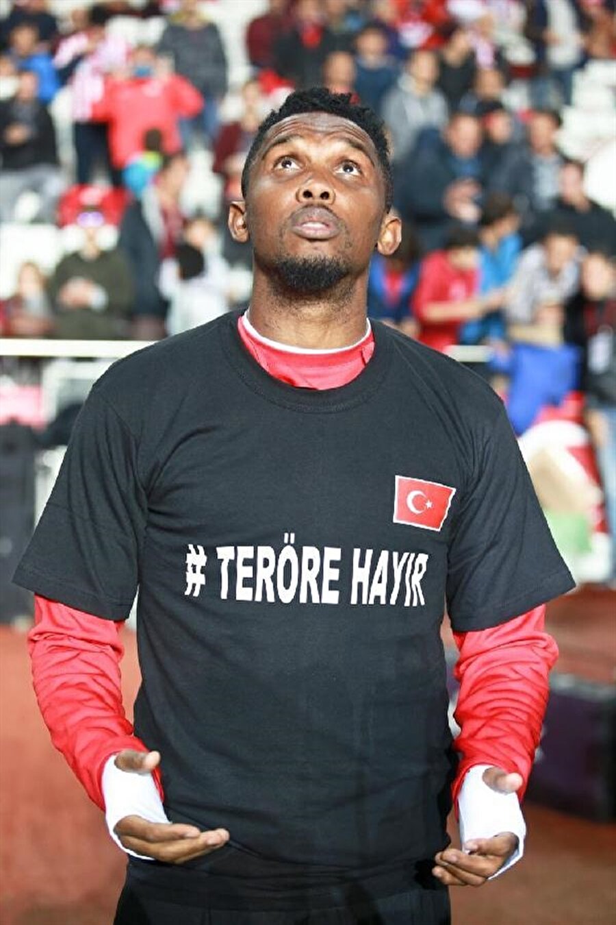 Kamerunlu futbolcu Türkiye'den ayrılmak istemiyor.