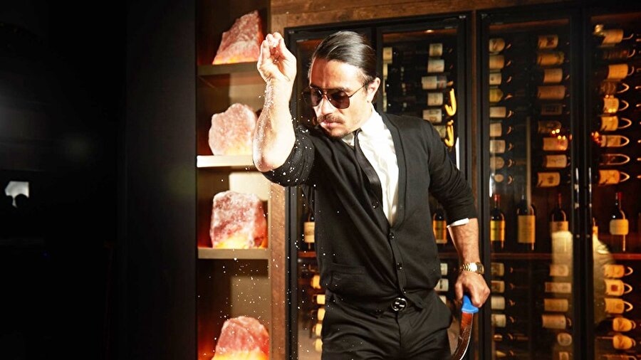 Nusr-Et Steakhouse’un 6 milyon dolar yatırım yapılan Manhattan şubesi perşembe günü Manhattan’daki CBS Black Rock building 60 W. 53rd St., Sixth Ave. adresinde hizmet vermeye başladı.