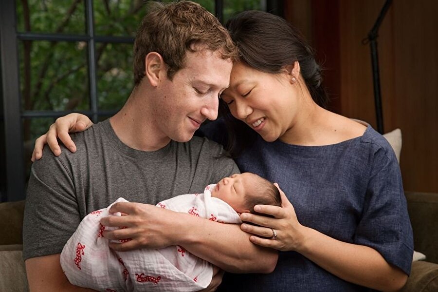 Zuckerberg ilk çocuğunu kucağına aldığında tam bir baba gibiydi. 
