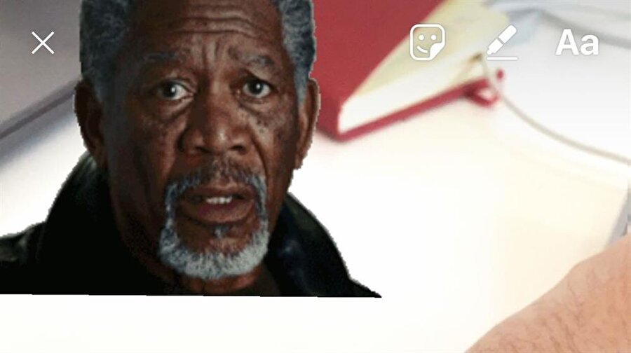 Hikâyelere eklenen GIF'ler basit bir şekilde boyutlandırılabiliyor.