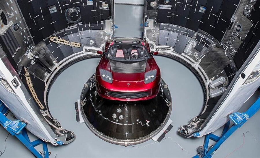 Eğer her şey yolunda giderse Tesla Roadster, Mars'a giden ilk otomobil olma özelliği kazanacak. 