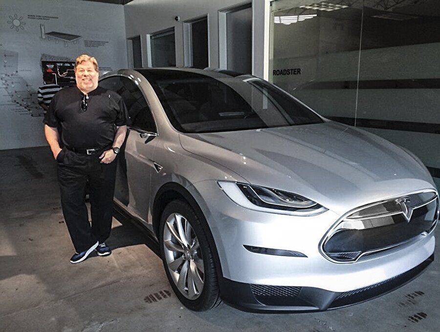 Steve Wozniak, sosyal medya hesaplarından zaman zaman Tesla otomobillerini paylaşıyor. 