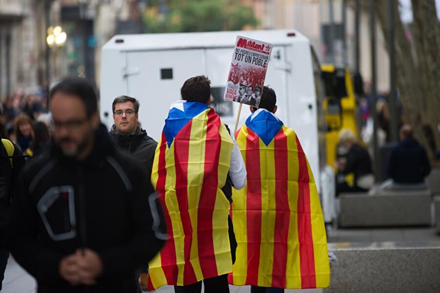 İspanya'nın doğusundaki Katalonya özerk yönetiminde merkezi hükümetin uyguladığı 155. maddeyi ve eski Katalonya yerel hükümeti üyelerinin tutuklanmasını protesto etmek için genel greve gitmişti..