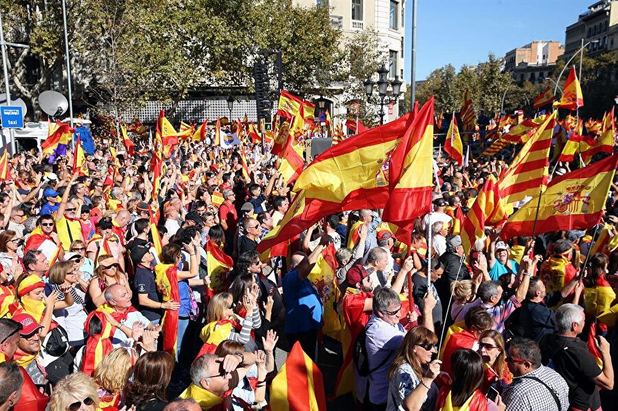 Katalonya özerk yönetiminin, İspanya'nın parçası olarak kalmasını isteyen yüzbinlerce kişi, tek taraflı bağımsızlık ilanından ardından Barselona'nın Passeig de Gracia meydanında gösteri düzenlemişti.
