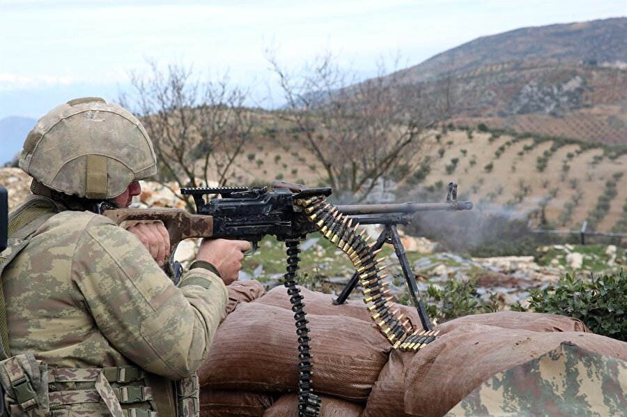Mehmetçik Afrin'de milli piyade tüfeğiyle nöbette (AA)