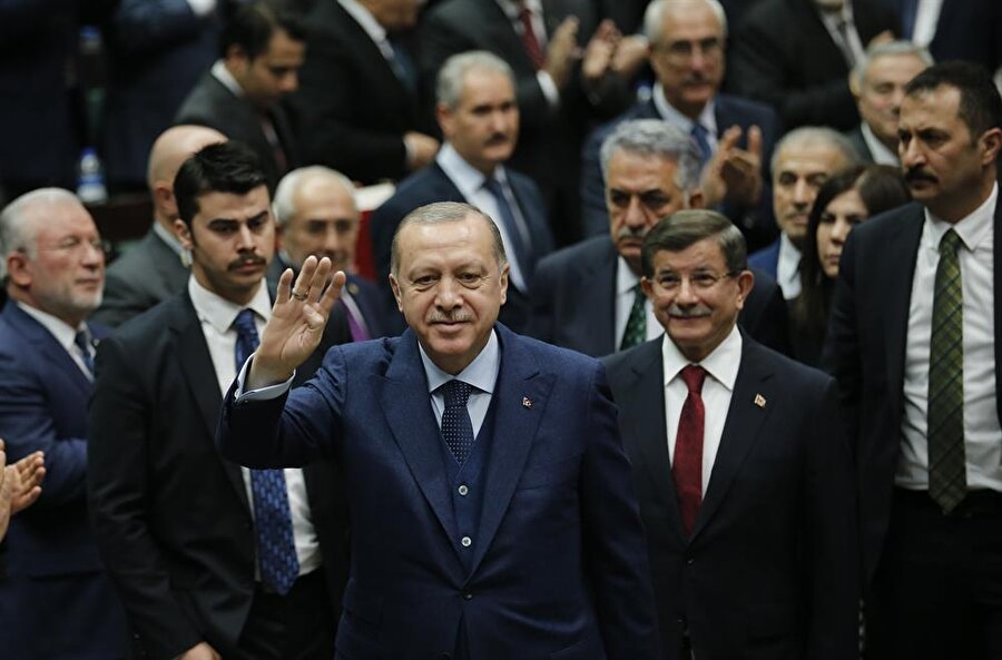 AK Parti grup toplantısına katılmak üzere TBMM'ye giden Cumhurbaşkanı Erdoğan'a Başbakan Binali Yıldırım ve eski Başbakan Ahmet Davutoğlu eşlik etti. 