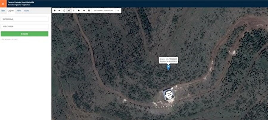 Uygulamada enlem alanında 36.78020246, boylam alnına ise 36.81205809 değerleri girildiğinde PKK/YPG elebaşı Abdullah Öcalan’ın görüntüsü ortaya çıkıyor.