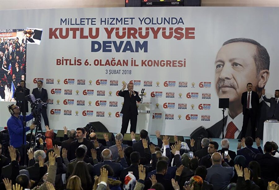 Cumhurbaşkanı ve AK Parti Genel Başkanı Recep Tayyip Erdoğan, İsmail Eren Kapalı Spor Salonu'nda düzenlenen partisinin Bitlis 6.Olağan İl Kongresine katıldı. Cumhurbaşkanı Erdoğan, kongreye katılan partilileri selamladı.