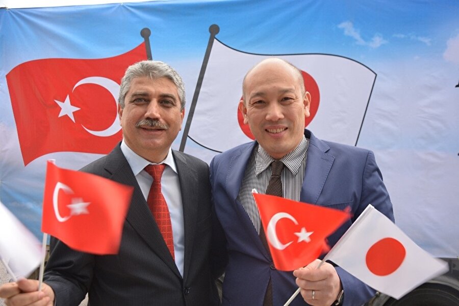 Japon firması Sumitoma Corparation Türkiye Direktörü Soto Sunaga'ya Türk bayrağı hediye etti. Türk bayrağını öpüp alnına koyan Sunaga da Aydemir'e Japonya bayrağı verdi.