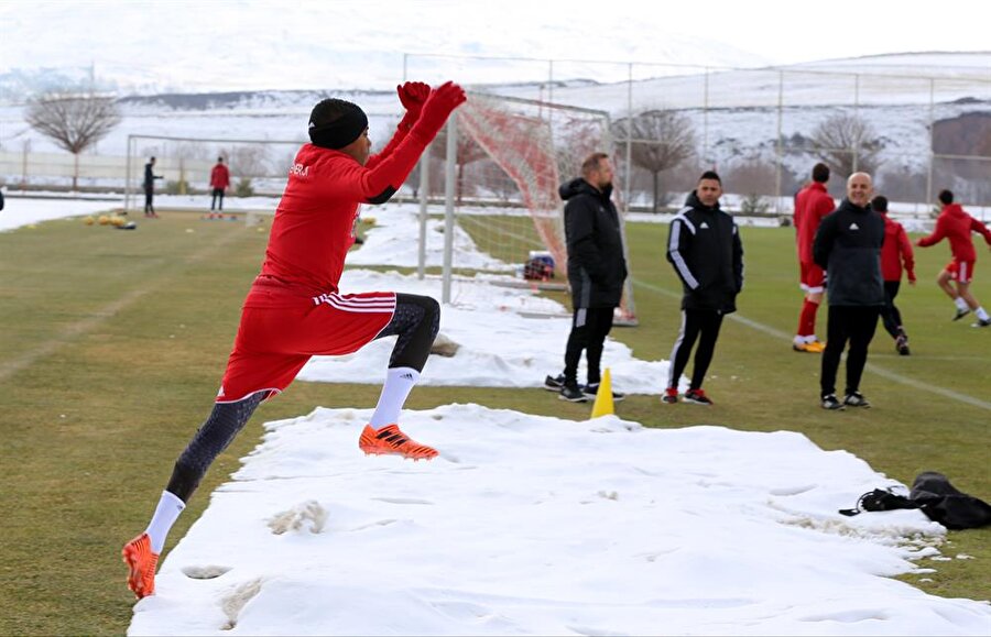 Robinho sürekli olarak arkadaşlarına havanın ne zaman ısınacağını soruyor. (Fotoğraf: AA)