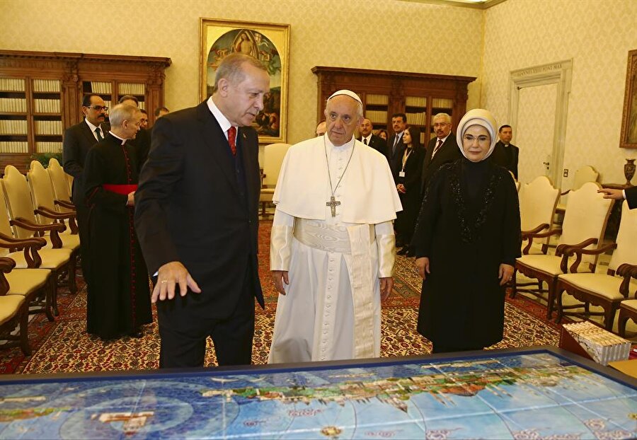 Cumhurbaşkanı Erdoğan, Papa Francis'e eski İstanbul’u tasvir eden 24 parçalı minyatür İznik çinisi hediye etti.